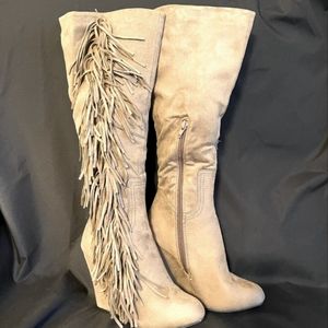 Wedged suede boot